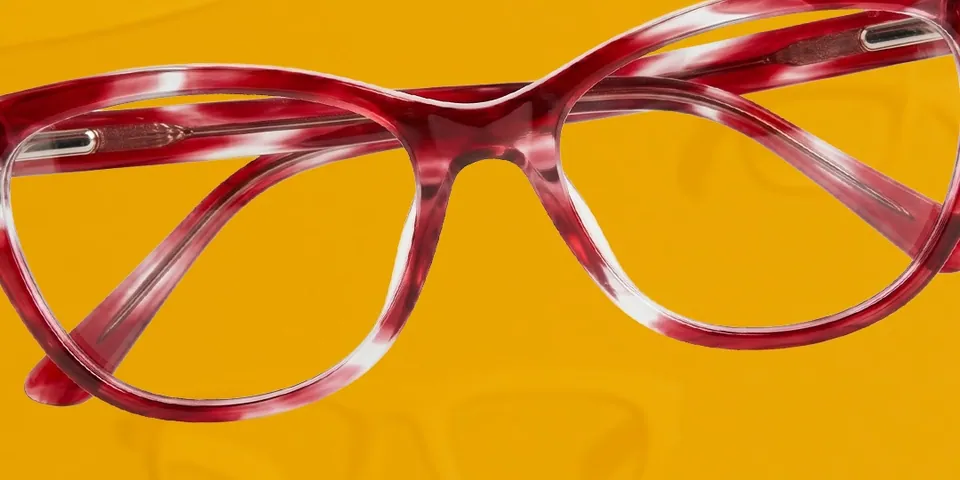 Close de uma armação de acetato vermelho mesclado, de uma peça publicada pela loja